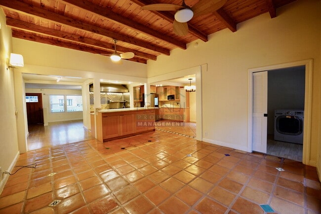 Building Photo - Available Now! 3 Bedroom San Rafael House