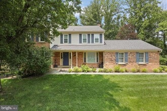 Building Photo - 2026 Westwood Forest Dr