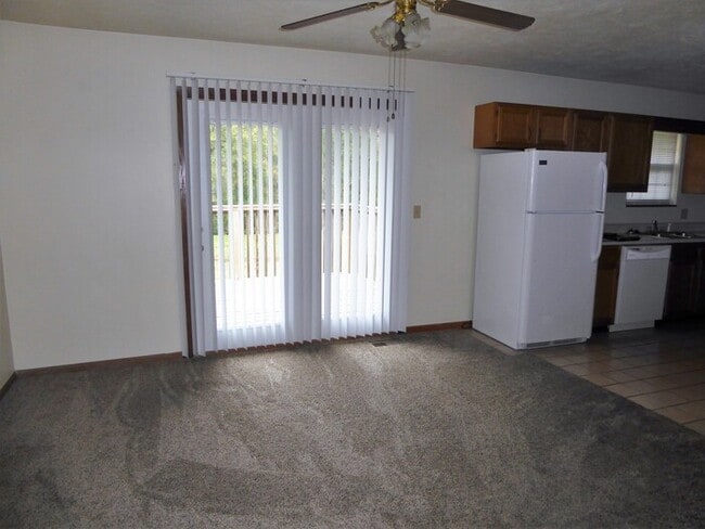 Building Photo - Pets Welcome! 2 Bedroom Brick Duplex in Ea...
