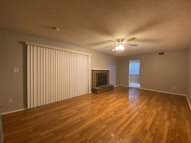 Building Photo - Over 2,800 sq ft One Story in Glendale!