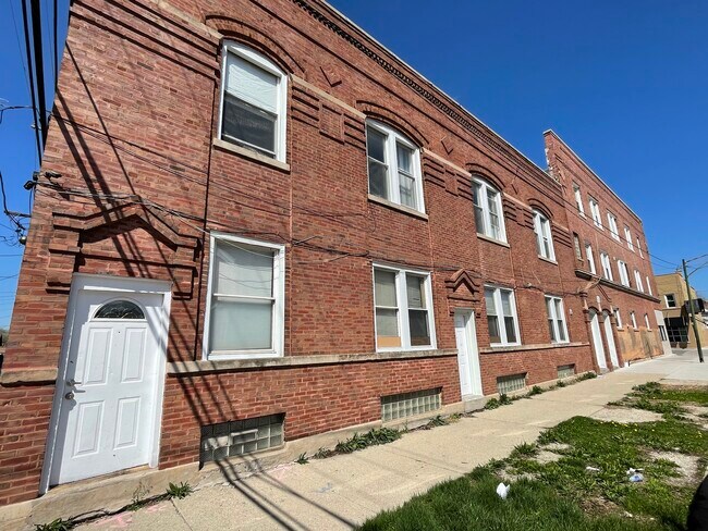 Building Photo - 608 W 31st St