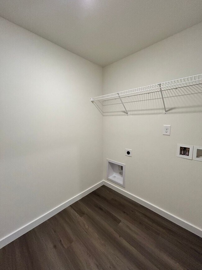 Foto del edificio - New Construction! 5 bedrooms, 3.5 baths, bonus room, plenty of storage, 2 car garage!