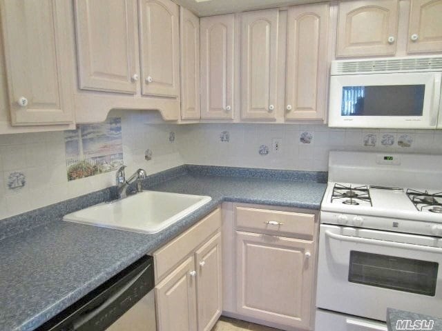 Building Photo - 55 Rocky Point Yaphank Rd