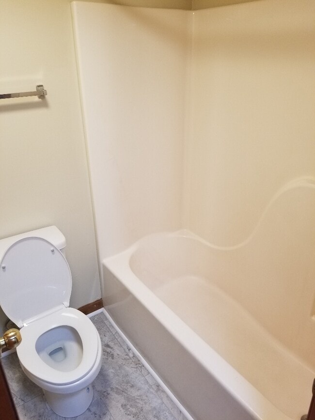 private batrhoom - 222 Stribling Ave