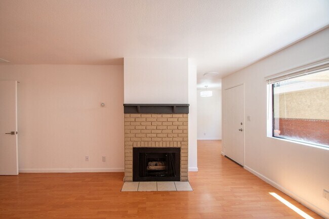 Foto del edificio - 5617 Woodman Ave