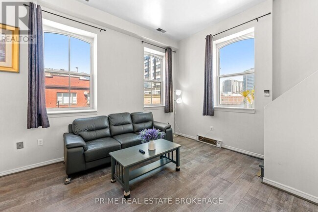 Building Photo - 366 Richmond St