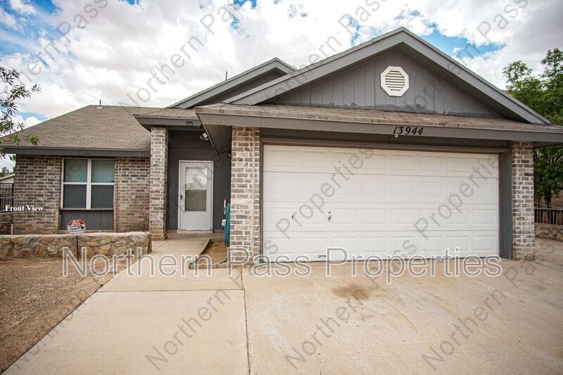 Primary Photo - 13944 Roslyn Dr