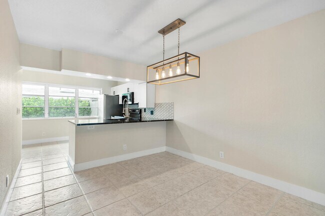 Building Photo - 1520 NE 51st St