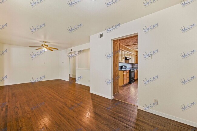 Foto del edificio - 2704 Highwood Dr