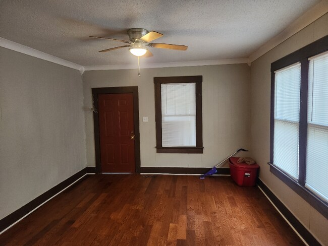 Building Photo - 2117 S Maple St