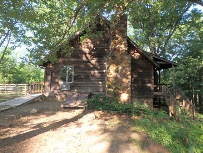 Foto del edificio - Unique 3 Bed 2 Bath Cabin In The Heart of Columbia!