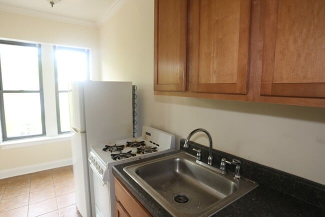 Building Photo - 4617 N Paulina St