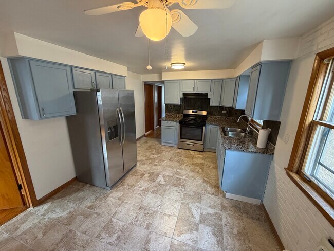 Cocina - 2327 N 73rd Ave