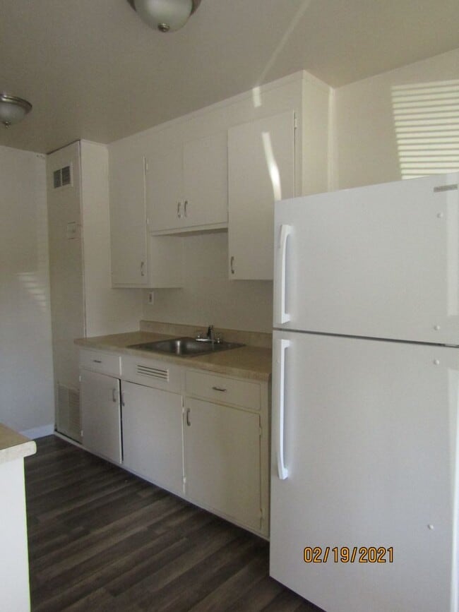 Building Photo - Cozy Updated One Bed One Bath Apartment Ne...