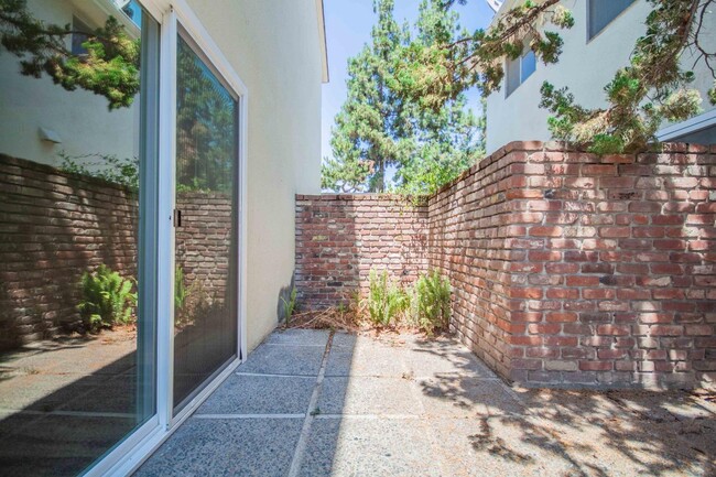 Building Photo - 5085 N Roosevelt Ave