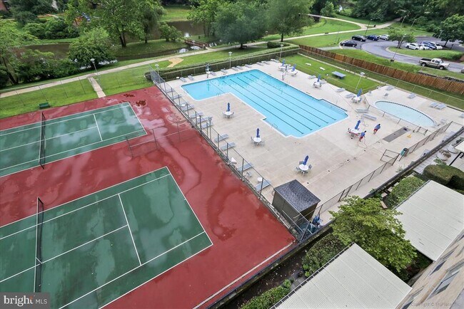 Foto del edificio - 10401 Grosvenor Pl