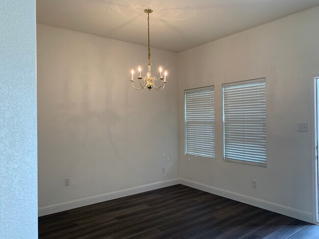 Foto del edificio - 920 Oakcrest Dr