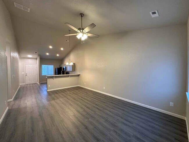 Building Photo - 686 E Hahns Peak Ave