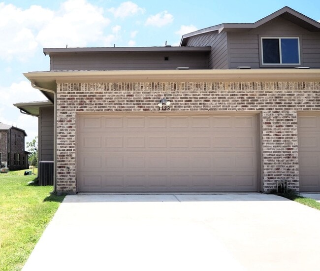 Building Photo - Like NEW 3 Bed - 3 Bath Townhome in Denton