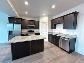 Building Photo - 225 950 E