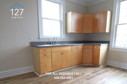 Foto del edificio - Spacious 3BR Apartment with Central Air, Off-Street Parking & Minutes to Downtown Lynchburg