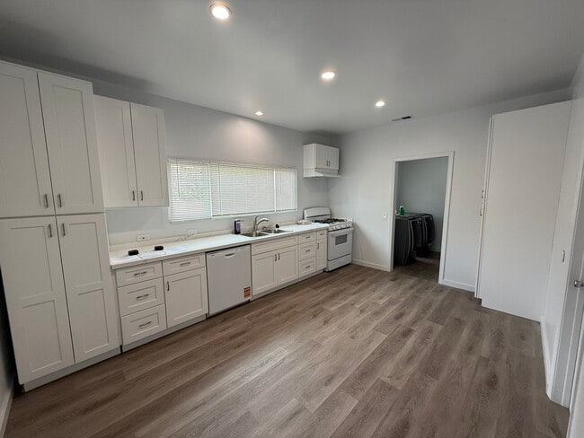 Building Photo - 333 W Spruce Ave