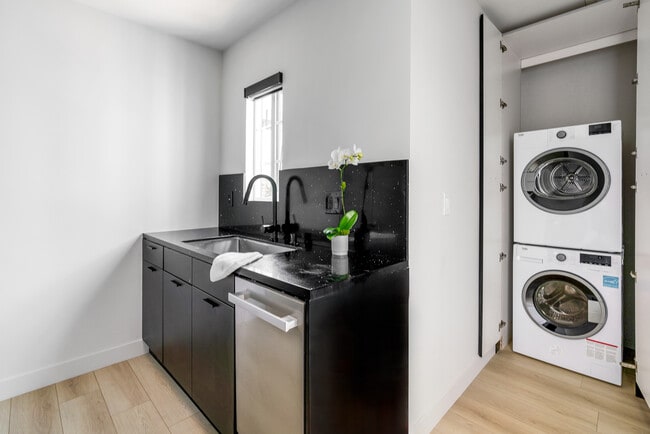 Foto del edificio - 215-225 Lucas Ave