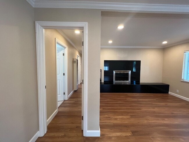 Building Photo - 3095 Calzar Dr