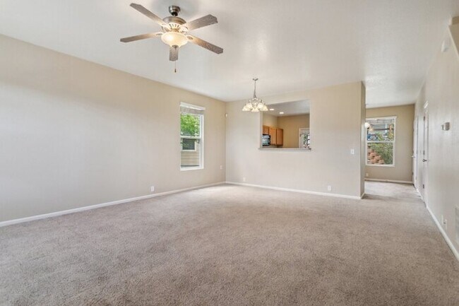 Foto del edificio - Well-Maintained 3-Bedroom Townhome with Central A/C and Open Layout