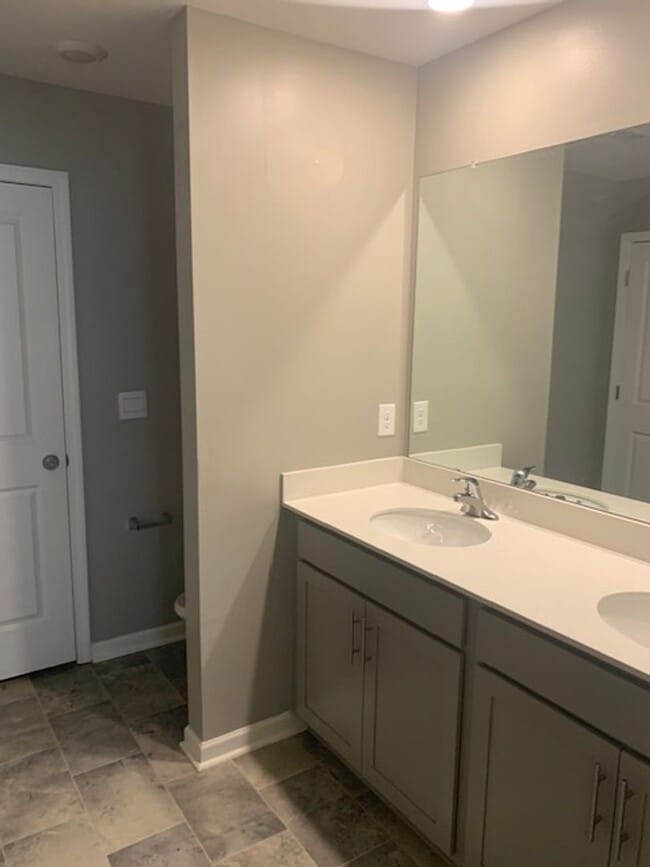 Building Photo - Townhouse