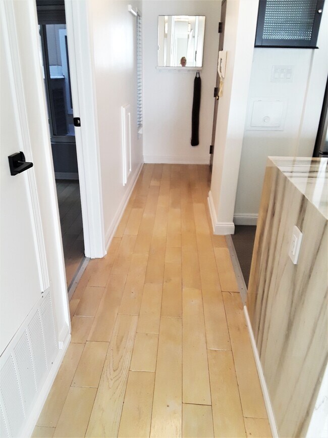 Entry Hallway - 1580 Great Hwy