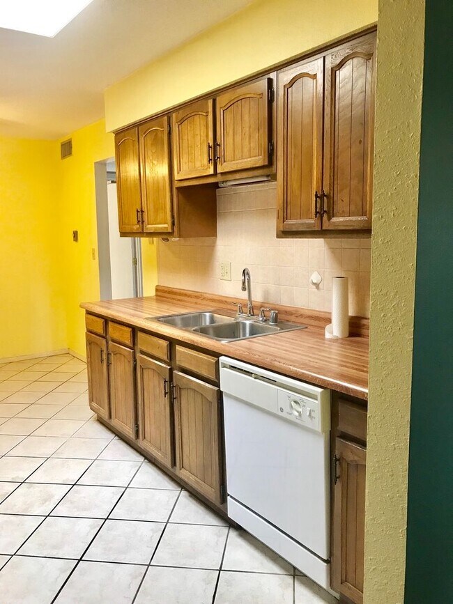 Building Photo - Cute Townhouse, Great Location off Telshor!