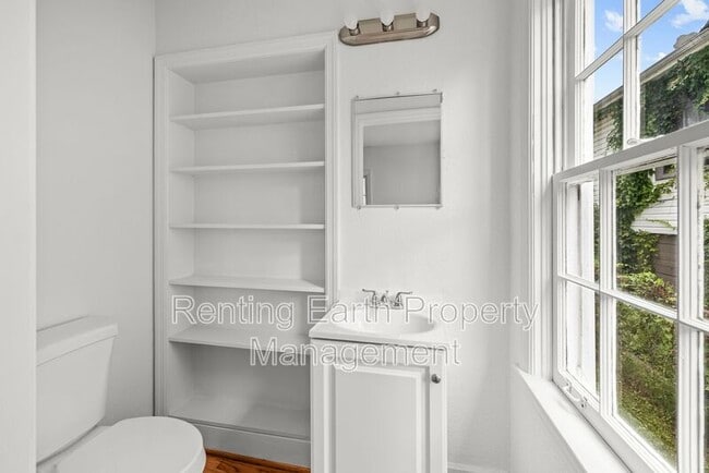 Building Photo - 905 7th St W