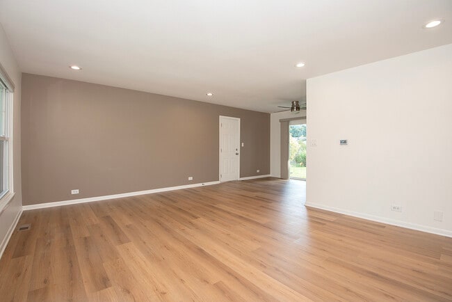 Foto del edificio - 1021 Lonsdale Rd