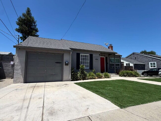 Foto del edificio - "Charming 3-Bedroom Oasis with Granite Elegance & Hardwood Warmth in Concord!"