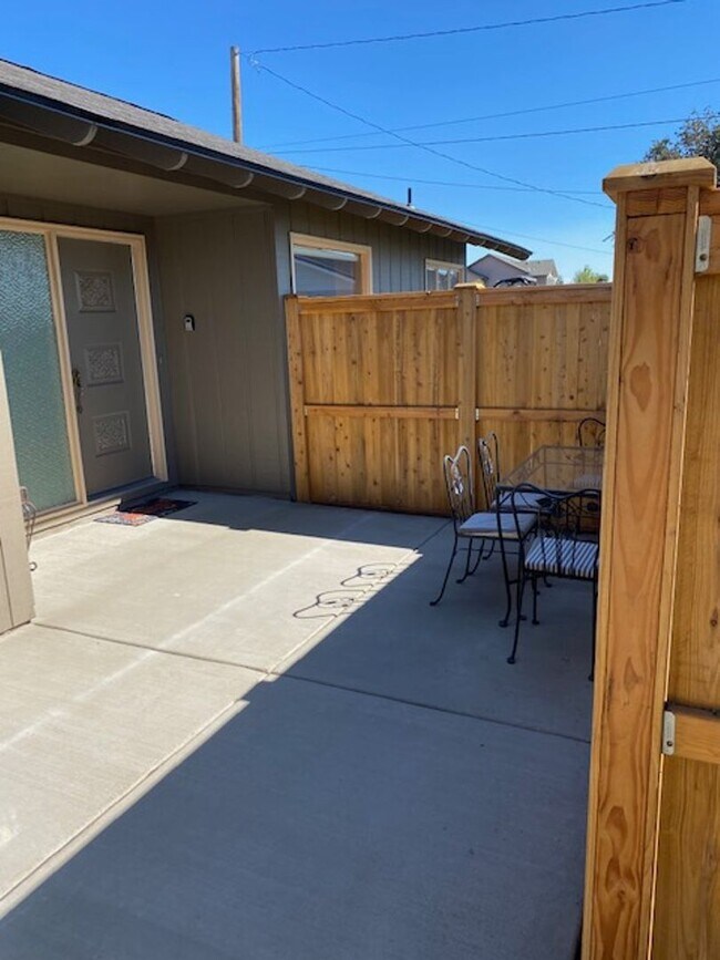 Foto del edificio - charming home in Terrebonne - Tons of room...