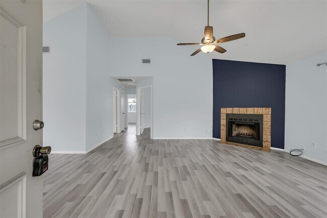 Foto del edificio - 10302 Bushy Creek Dr
