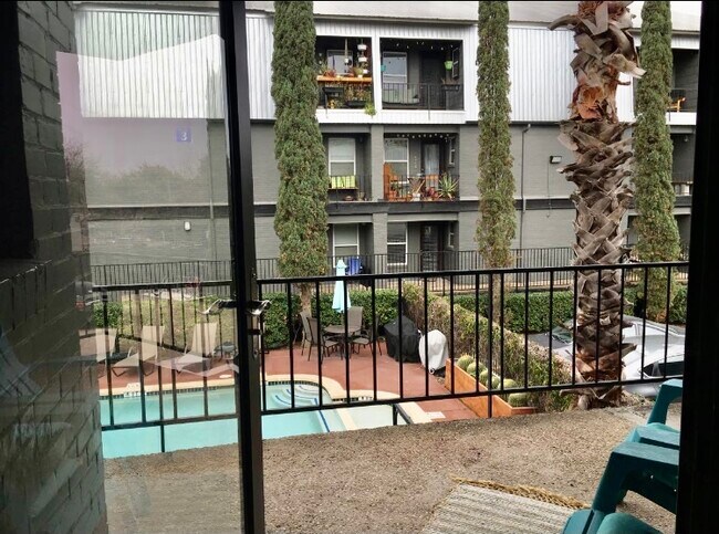 Beautiful, updated, pool/Congress view, covered door-to-parking space. - 2020 S Congress Ave