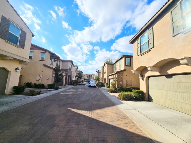 Building Photo - Beautiful Condo In a Nice Neighborhood 2 car garage