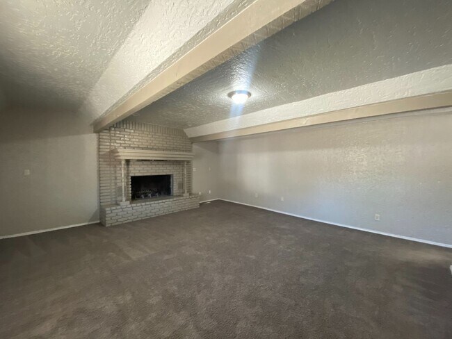 Foto del edificio - Huge 4 Bedroom in West Tulsa