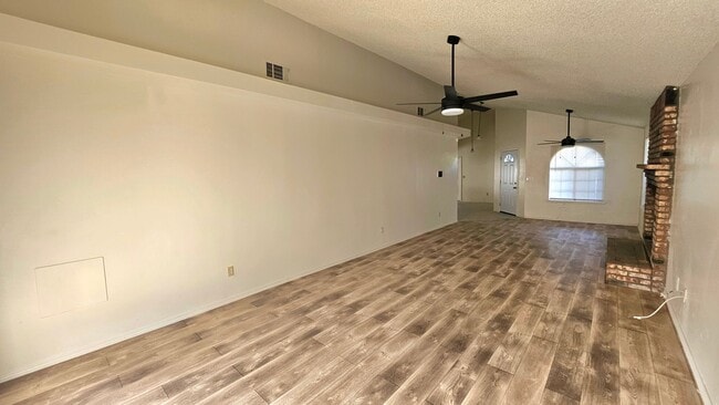 Building Photo - Beautifully Updated 3 Bedroom, 2 Bathroom Home in a Quiet Cul-de-Sac!