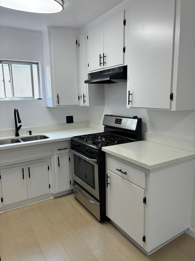 Building Photo - 1250 N Kingsley Dr