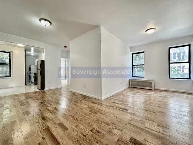 Foto del edificio - 121 Bennett Avenue