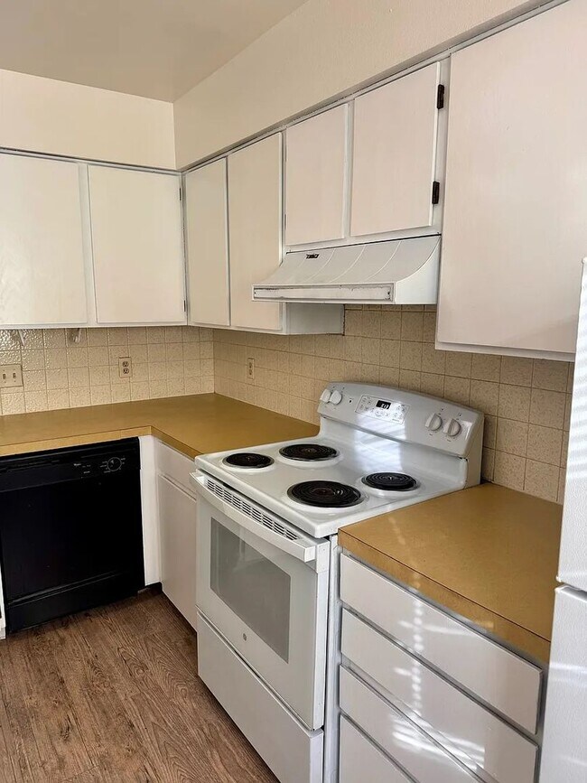Foto del edificio - Two Bedroom Condo With Detached Garage in 4-Plex