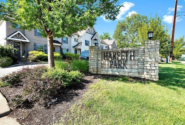 Building Photo - Three Master Suites - Super Location- Bell...