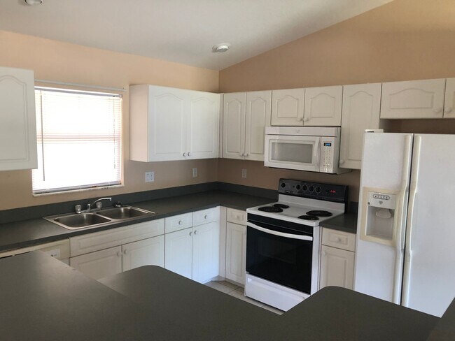 Foto del edificio - Coming soon ! 3 bedroom 2 bathroom single family home