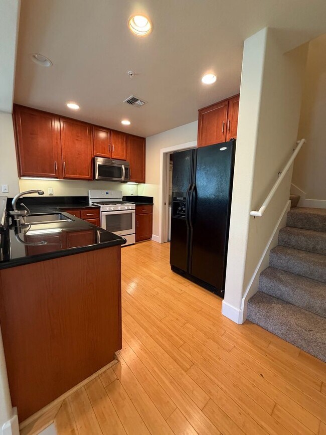 Foto del edificio - 7034-7046 Santero Way Lofts