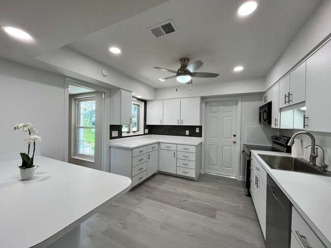 Building Photo - Beautiful beachside home!