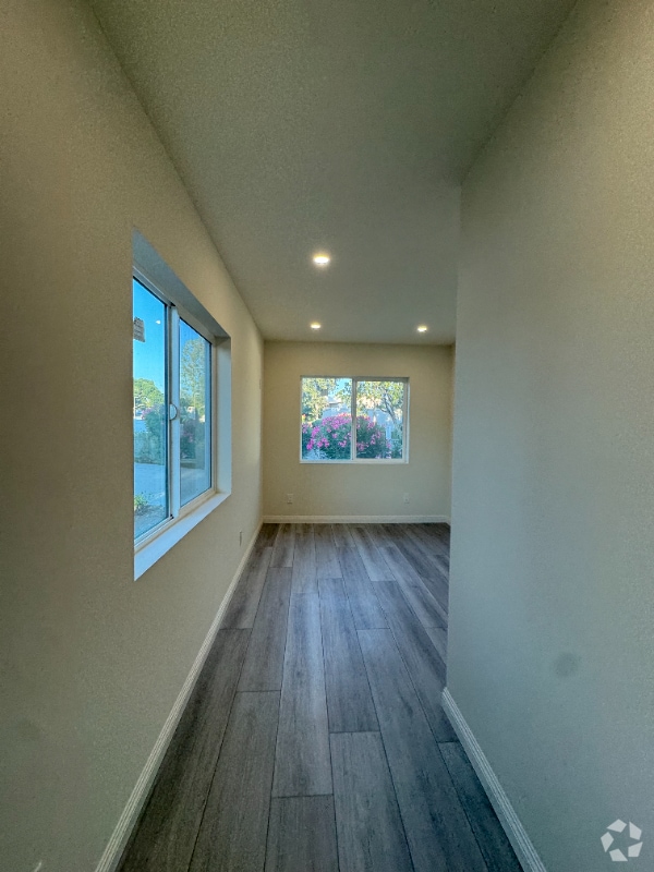 Building Photo - 890 E Avenida De Los Arboles