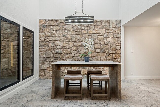 Foto del edificio - 9215 Knoll Crest Loop
